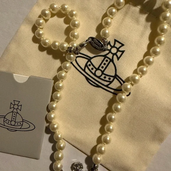 Vivienne Westwood Cream Pearl Chocker with Silver Pendant Orb - Picture 3 of 8